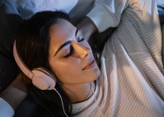 Bisikan yang Bikin Ngantuk, Benarkah ASMR Bisa Membantu Tidur Lebih Nyenyak?