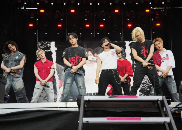 Stray Kids Pertahankan No. 1 Billboard World Albums, THIS & THAT Cetak Rekor Baru