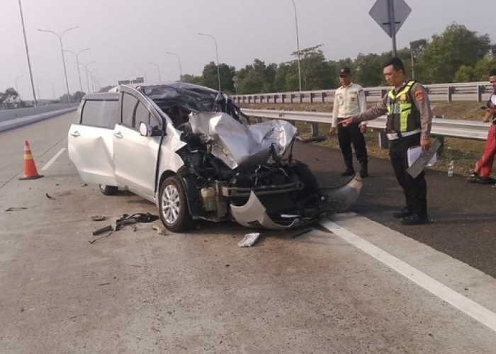 Diduga Mengantuk, Pengemudi Ertiga Meninggal Dunia Usai Tabrak Belakang Truk Tronton di Tol Lampung KM 39
