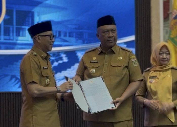 I Komang Koheri Terima SK Plt Bupati Lampung Tengah dari Gubernur Lampung