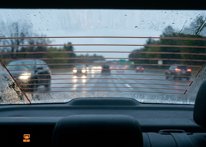 Kaca Mobil Berembun saat Hujan? Jangan Panik, Ini Fungsi Defogger yang Wajib Dipahami