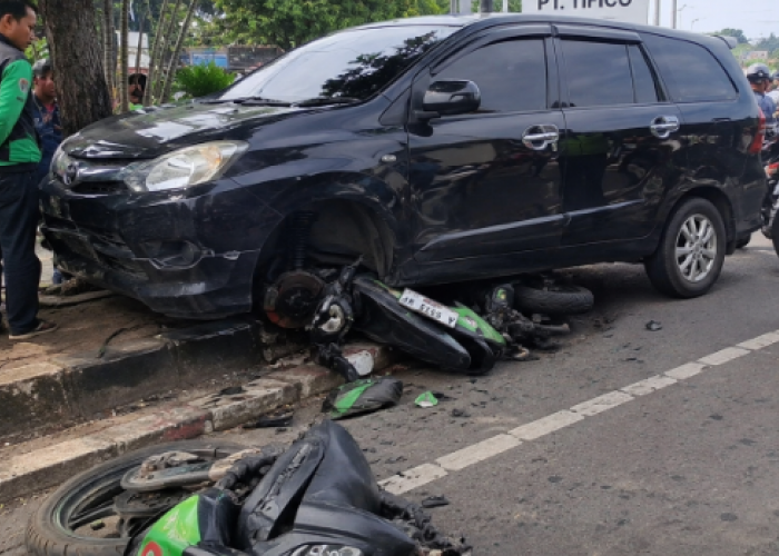 Kecelakaan Libatkan Tiga Ojol di Tangerang, Mobil Naik Trotoar Usai Diduga Melaju Kencang