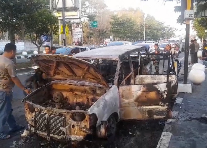 Usai Berwisata di Kolam Renang, Minibus Ditumpangi Satu Keluarga Asal Tanggamus Ludes Terbakar 