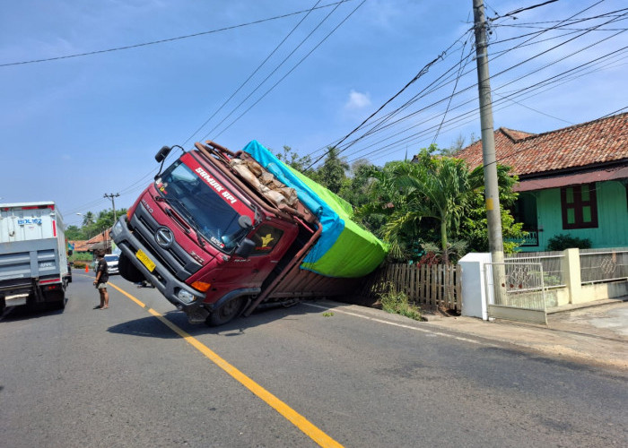 Truk Batubara Pecah Ban Tabrak Pagar Rumah Warga