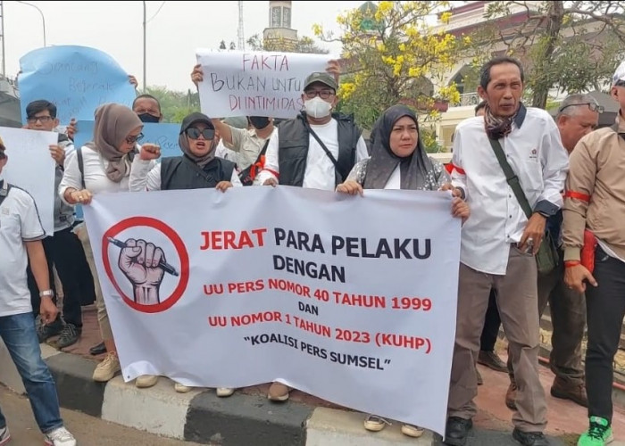 Ratusan Jurnalis Geruduk Mapolda Sumsel, Desak 24x3 Jam Pelaku Pengeroyokan Wartawan Ditangkap