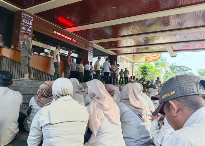 Ratusan Anggota Satpol PP Lampung Demo di Kantor Gubernur, Desak Kasat Dicopot