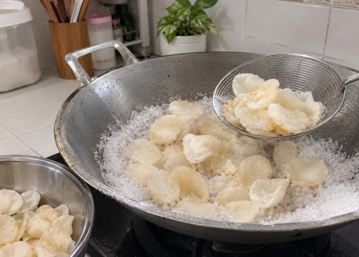 Tak Pakai Minyak, Begini Cara Unik Menggoreng Kerupuk dengan Garam