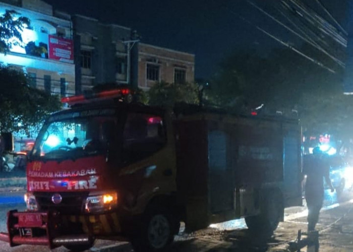 Gardu Listrik PT PLN Jalan Teuku Umar Bandar Lampung Meledak dan Terbakar
