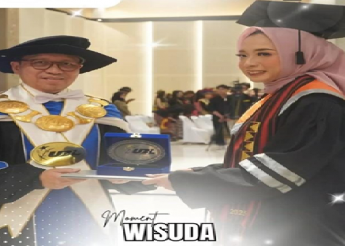 Lulus Terbaik dan Tercepat, Perjuangan Efridini Tempuh Empat Jam Perjalanan Tiap Pekan Demi Gelar Magister