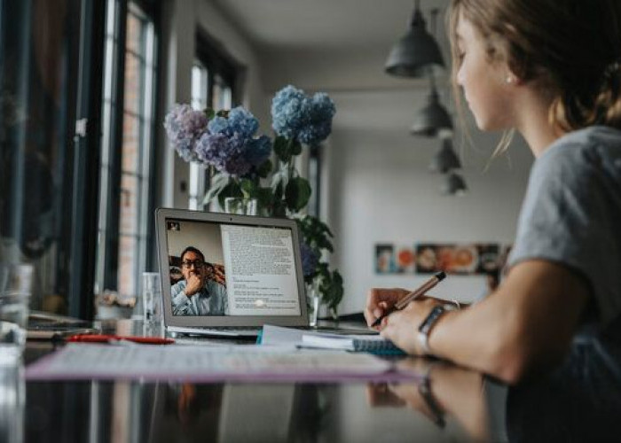 Risiko Menggunakan Laptop Saat Sedang Diisi Daya yang Sering Diabaikan