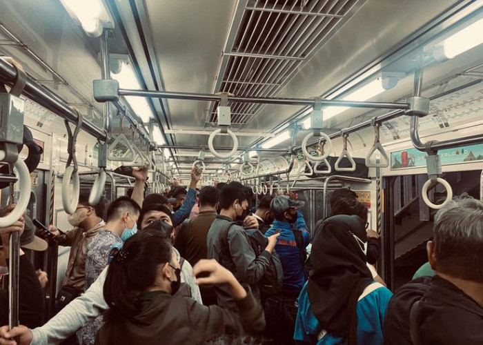 Suka Bepergian Menggunakan Transportasi Umum? Ini Tips Agar Tetap Aman 