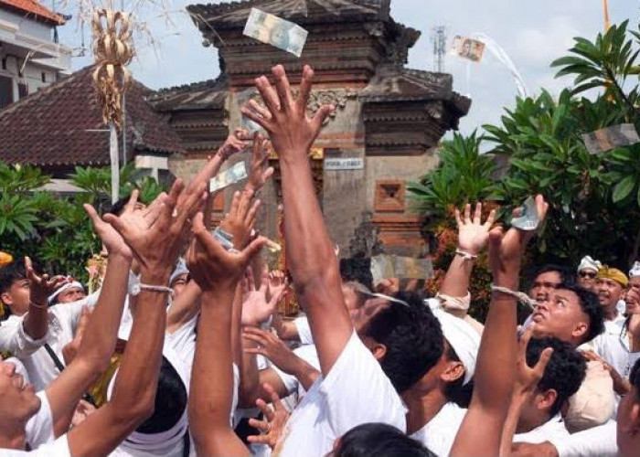 Mesuryak, Tradisi Unik di Bali untuk Mengantar Leluhur dengan Taburan Uang