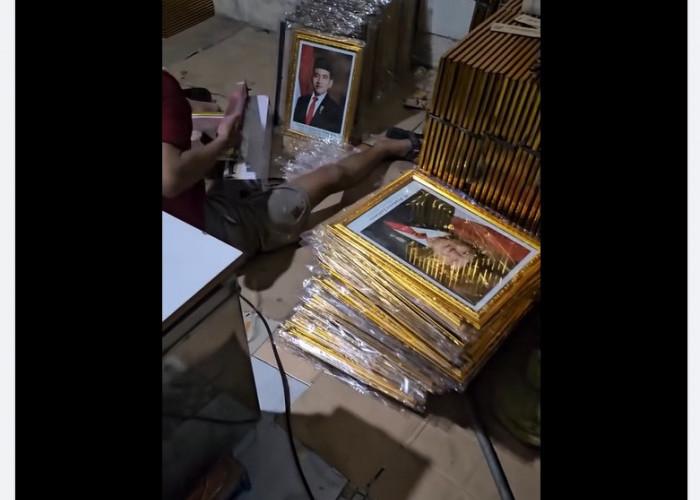 Belum Diumumkan KPU, Perajin Sudah Produksi Bingkai Foto Prabowo – Gibran Sebagai Presiden – Wapres Indonesia