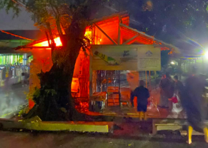 Kebakaran Hebat Diduga Terjadi di Dekat Kantin Kampus A UIN Raden Fatah Palembang