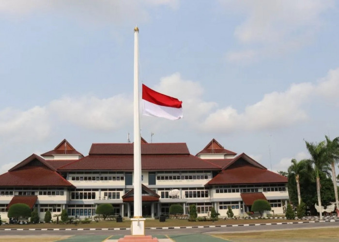30 September: Mengapa Merah Putih Dikibarkan Setengah Tiang?