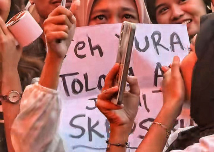 Viral Mahasiswa Minta ACC Judul Skripsi ke Artis Yura Yunita Saat Konser, Warganet Ikut Heboh