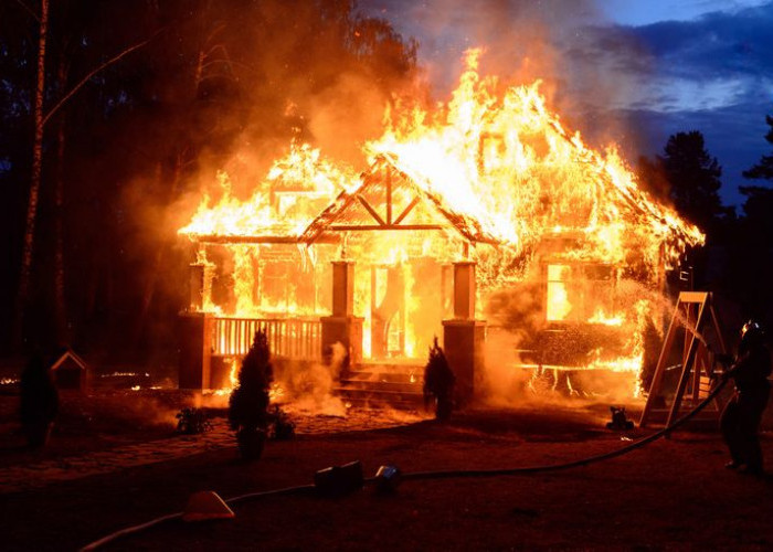 Diduga Akibat Obat Nyamuk, Pasutri Lansia Tewas Saat Rumah Terbakar di Lampung Selatan