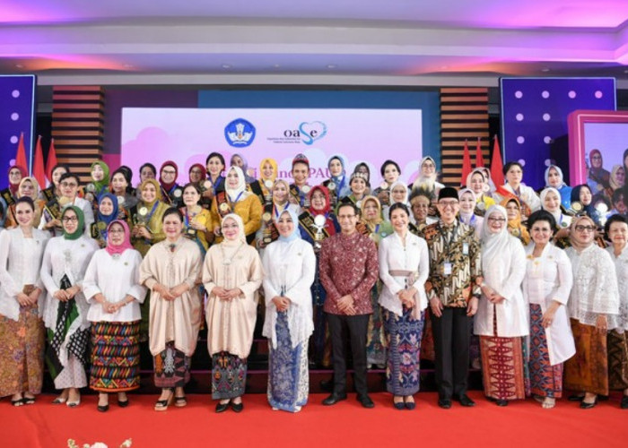 Selamat Ya Bun… Riana Sari Arinal Terima Penghargaan Apresiasi Bunda PAUD 2023 Dari Iriana Jokowi 