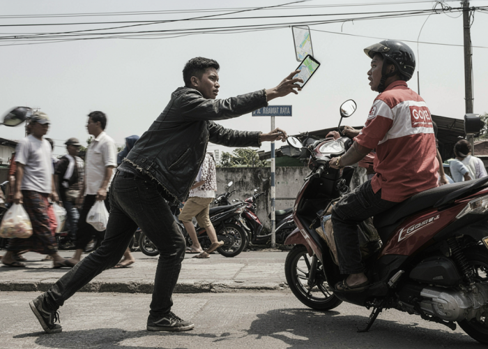 Modus Tanya Arah, Pria Bawa Kabur Ponsel Dua Anak di Way Huwi