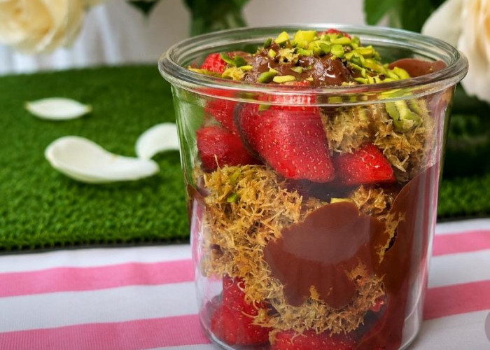 Dessert Viral yang Bikin FOMO! Strawberry Mochi Dubai Pistachio Jadi Incaran GenZ