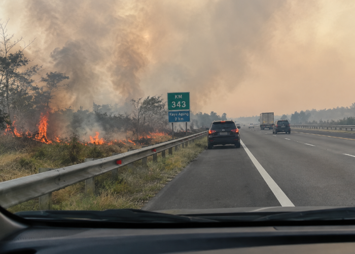 Kebakaran Lahan di KM 343 Tol Kayu Agung Jadi Sorotan, Warganet Keluhkan Asap