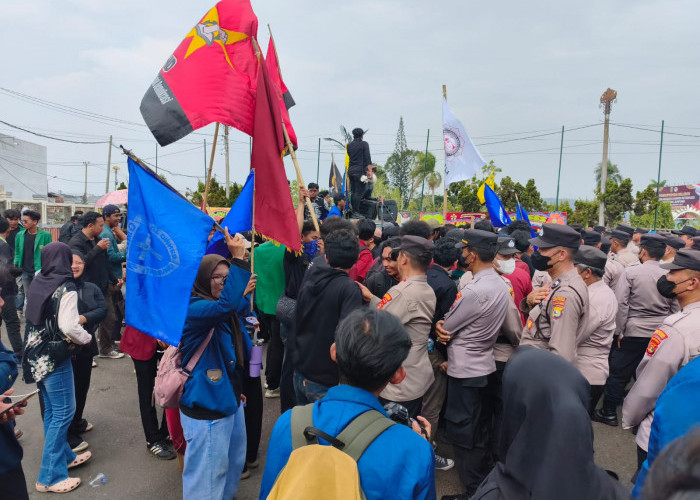 Unjuk Rasa Aliansi Lampung Melawan Tembus Barikade Kawat Berduri