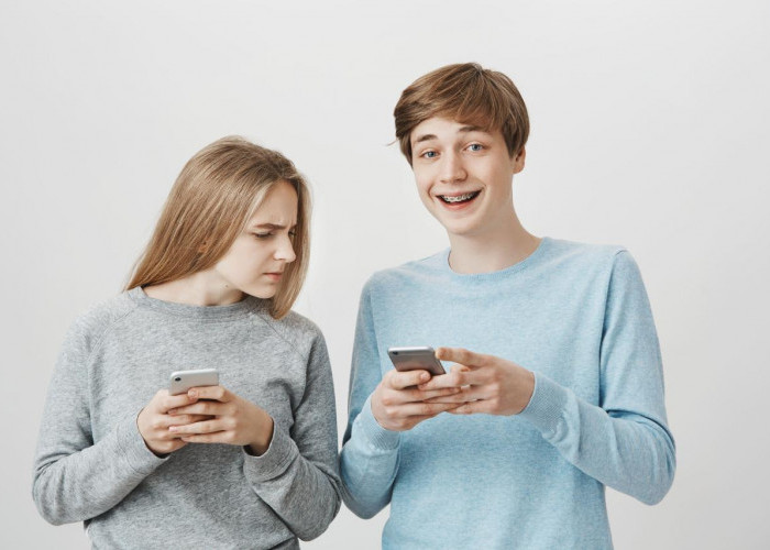 Awalnya Intens, Tiba-Tiba Hilang. Fenomena Chat Sepi Saat PDKT Yang Bikin Ilfeel!