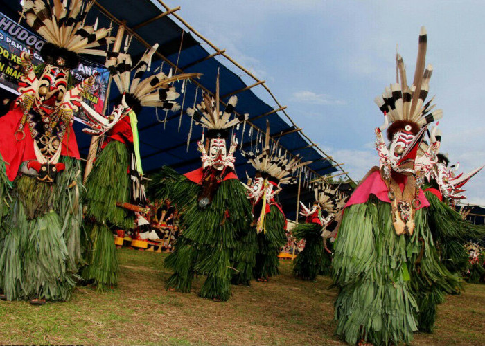 Mengenal Hudoq Pekayang, Tradisi Dayak yang Berkaitan dengan Musim Tanam Padi