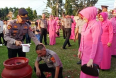 Tradisi Siraman Air Kembang, Warnai Kenaikan Pangkat 67 Personel Polres Lampung Timur