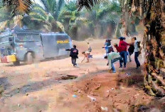 Mobil Water Cannon Polis di Mesuji yang Khendak Memadamkan Karhutla Malah di Lempari Batu Oleh Massa   