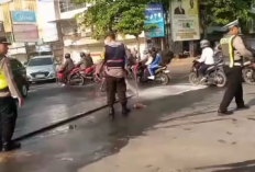 Jalan Urip Sumoharjo Licin Disiram Solar, Polisi dan Damkar Turun Tangan