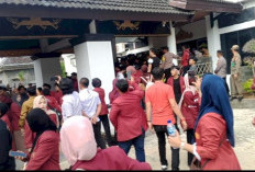 Demo IMM di DPRD Lampung Utara Ricuh, Mahasiswa Bawa 13 Tuntutan dan Desak Seluruh Anggota Dewan Temui Massa