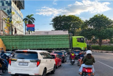 Truk Fuso Bermuatan Hebel Tersangkut di Jalan Raden Intan, Kemacetan Mengular hingga 3 Kilometer
