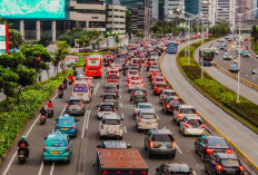 Awas Macet Parah! Truk Overload Muatan Besi Terbalik di Tol Tomang, Jalur ke Slipi Lumpuh
