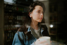 Kuping Sering Berdenging karena Earphone? Anak Muda Perlu Waspada Gangguan Pendengaran! 