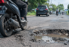 Tak Cuma Bikin Kaget, Lubang Jalan Bisa Diam-Diam Merusak Velg Motor
