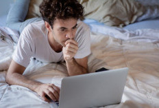 Hentikan Sekarang! 5 Bahaya Fatal Menaruh Laptop di Atas Kasur yang Jarang Disadari