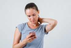 Awas 'Text Neck Syndrome': Efek Buruk Sering Menunduk Main HP dan Cara Peregangan Daruratnya