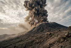 Ancaman Abu Vulkanik dan Lahar Hujan: Warga Flores Timur Diimbau Jauhi Radius 5 Km Gunung Lewotobi Laki-laki