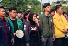 Mahasiswa BEM SI Geruduk Gedung DPR MPR, Desak Revisi UU Sisdiknas hingga Pendidikan Gratis