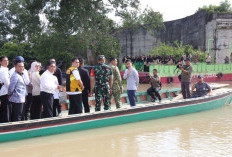 Susuri Sungai Naik Perahu Ketek, Wapres Gibran Pantau Langsung Proyek Jembatan Rp96 M di Lampung Timur