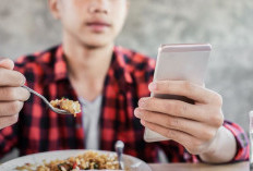 Kebiasaan Menggunakan Ponsel Saat Makan Dapat Mengganggu Pola Makan