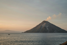 Abaikan Zona Bahaya 3 Kilometer, Puluhan Wisatawan Kedapatan Mendaki Gunung Anak Krakatau yang Berstatus Siaga