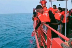 Pencarian di Hentikan, Keluarga Jurnalis Yudhistiro Pranoto, dan Keluarga Jurnalis Lainnya Tabur Bunga di Sela