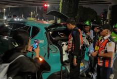 Taksi Listrik Terserempet KRL di Perlintasan Stasiun Karet