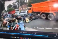Detik-detik Dump Truk Rem Blong Tabrak Mobil – Motor dan Lindas Warga Di Jalan Pramuka