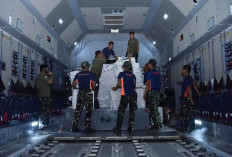 Hari Ke-13 TNI Salurkan 946,923 Ton Bantuan untuk Korban Gempa NTT