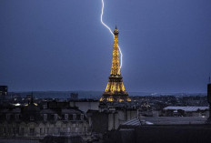 Menara Eiffel Disambar Petir di Tengah Badai yang Melanda Paris