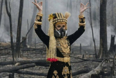 Lewat Busana Adat di Lahan Hangus, Seniman Sentil Persoalan Kebakaran