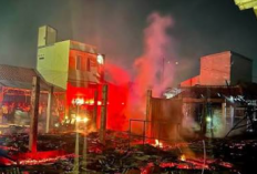 Tiga Kios Terbakar di Perempatan Pasar Margasari Tegal, Api Diduga Berasal dari Warung Sembako
